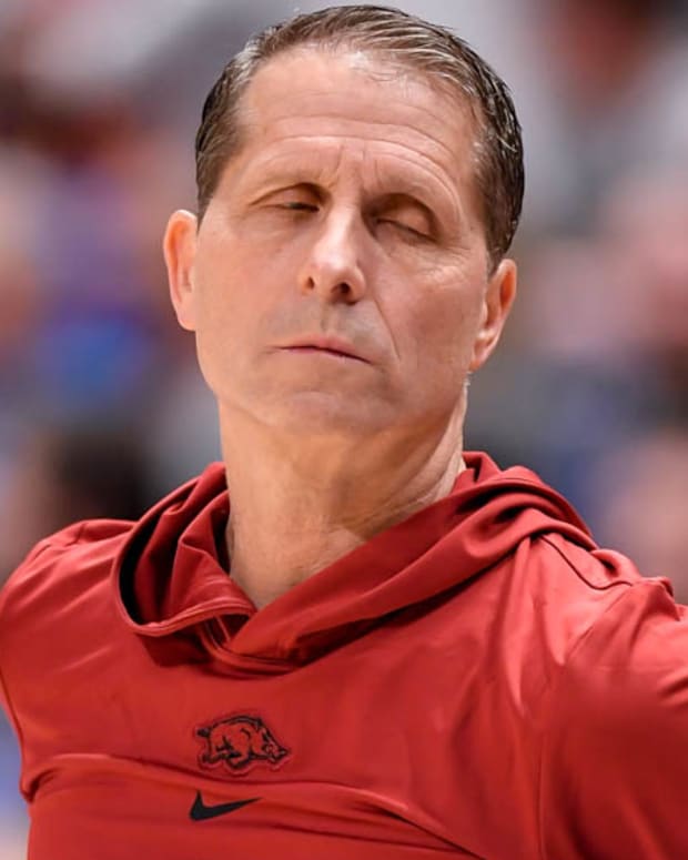 Razorbacks Eric Musselman closes eyes in frustration against Vanderbilt